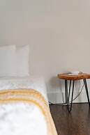 NEW Luxe Pet Friendly Free Parking Downtown