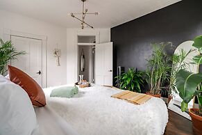 NEW Luxe Pet Friendly Free Parking Downtown