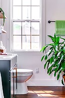 NEW Luxe Pet Friendly Free Parking Downtown