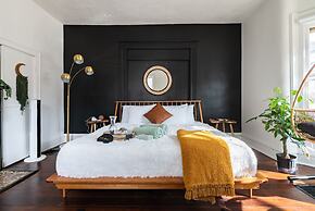 NEW Luxe Pet Friendly Free Parking Downtown