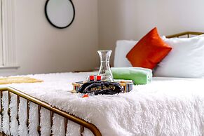 NEW Luxe Pet Friendly Free Parking Downtown