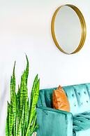 NEW Luxe Pet Friendly Free Parking Downtown