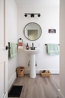 NEW Luxe Pet Friendly Free Parking Downtown