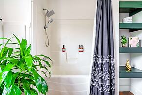 NEW Luxe Pet Friendly Free Parking Downtown