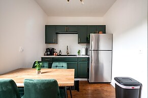 NEW Luxe Pet Friendly Free Parking Downtown