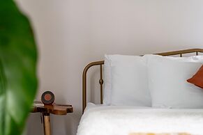 NEW Luxe Pet Friendly Free Parking Downtown