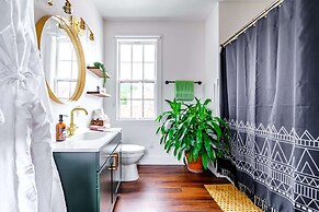 NEW Luxe Pet Friendly Free Parking Downtown