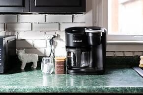 NEW Luxe Pet Friendly Free Parking Downtown