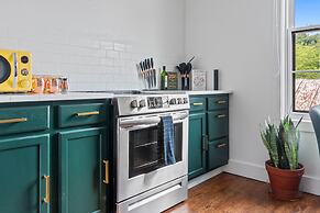 NEW Luxe Pet Friendly Free Parking Downtown