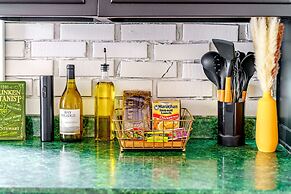 NEW Luxe Pet Friendly Free Parking Downtown