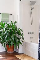 NEW Luxe Pet Friendly Free Parking Downtown