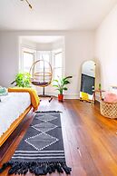 NEW Luxe Pet Friendly Free Parking Downtown