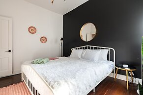 NEW Luxe Pet Friendly Free Parking Downtown