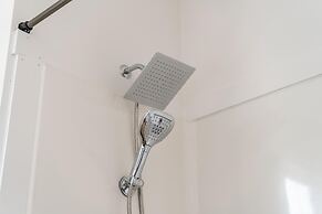 NEW Luxe Pet Friendly Free Parking Downtown