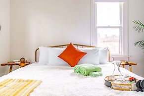 NEW Luxe Pet Friendly Free Parking Downtown