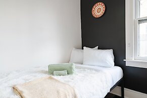 NEW Luxe Pet Friendly Free Parking Downtown