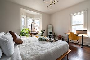 NEW Luxe Pet Friendly Free Parking Downtown