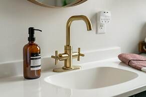 NEW Luxe Pet Friendly Free Parking Downtown