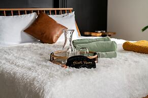 NEW Luxe Pet Friendly Free Parking Downtown