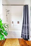 NEW Luxe Pet Friendly Free Parking Downtown