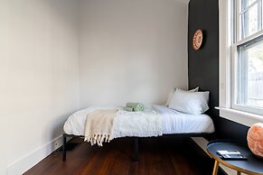 NEW Luxe Pet Friendly Free Parking Downtown