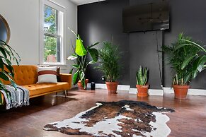 NEW Luxe Pet Friendly Free Parking Downtown