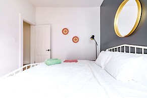 NEW Luxe Pet Friendly Free Parking Downtown