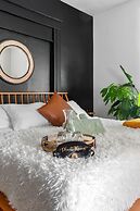 NEW Luxe Pet Friendly Free Parking Downtown