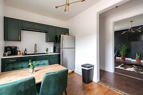 NEW Luxe Pet Friendly Free Parking Downtown