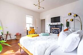 NEW Luxe Pet Friendly Free Parking Downtown