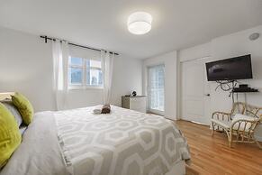 Stunning Condo on 31st Floor