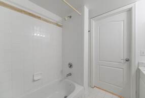 Stunning Condo on 31st Floor