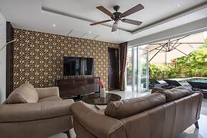 Spacious Tri-Level Pool Villa Dragon C
