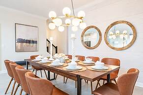 5BR Themed Home - Private Pool Prime Location