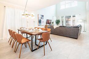 5BR Themed Home - Private Pool Prime Location