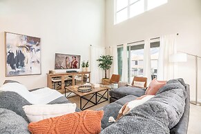 5BR Themed Home - Private Pool Prime Location