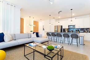 Chic Modern Marvel-spacious Themed Bedrooms Private Pool