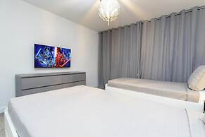 Chic Modern Marvel-spacious Themed Bedrooms Private Pool