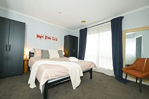 Self-contained Retreat 3BR WiFi Parking