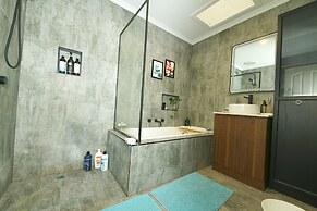 Self-contained Retreat 3BR WiFi Parking