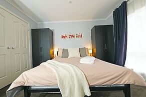 Self-contained Retreat 3BR WiFi Parking