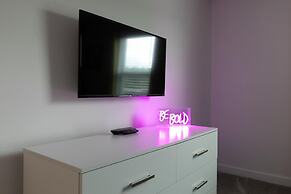 Modern Chic Spacious Private Pool Prime Location