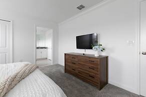 Modern Chic Spacious Private Pool Prime Location