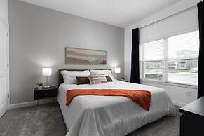 Modern Chic Spacious Private Pool Prime Location