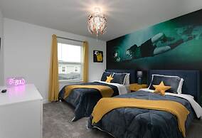 Modern Chic Spacious Private Pool Prime Location