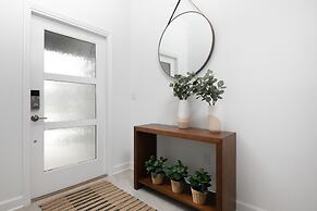 Modern Chic Spacious Private Pool Prime Location