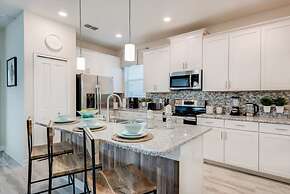 Luxury 5BR Home Private Pool Prime Location