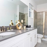 Spacious Comfy Retreat Prime Location Amazing