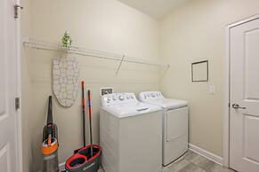 Luxury Storey Lake Retreat - Spacious Disney-near