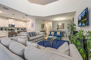 Luxury Storey Lake Retreat - Spacious Disney-near